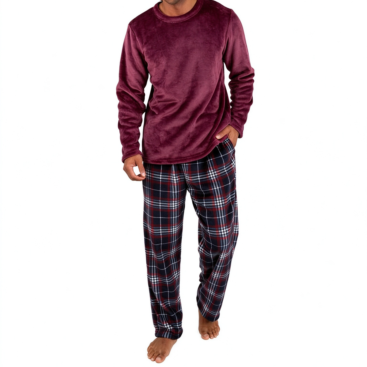 đ Fri frakt pĂ„ just den hĂ€r produkten! Mjuk plyschstickad loungetröja och pyjamas för mĂ€n med rundhalsad tröja i enfĂ€rgad design och rutiga byxor