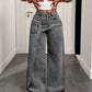 Damhoodiga trendsatta jeans med asymmetrisk överlappning och vid ben