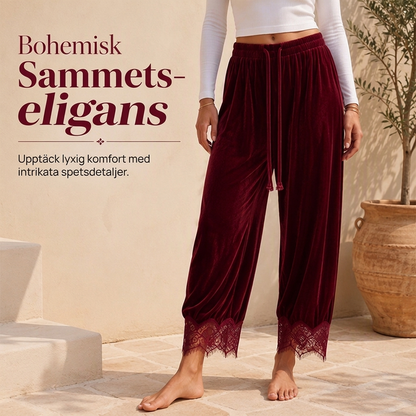Dambyxor i sammet med vida ben och spetsdetaljer